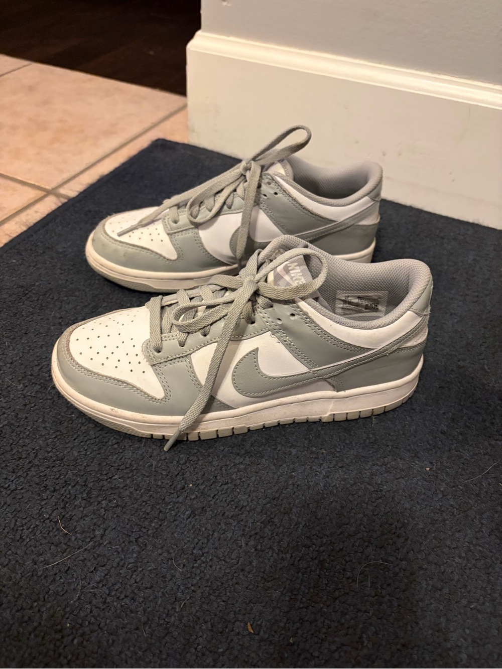 Nike Kids Low-Top Sneakers in Light Grey and White